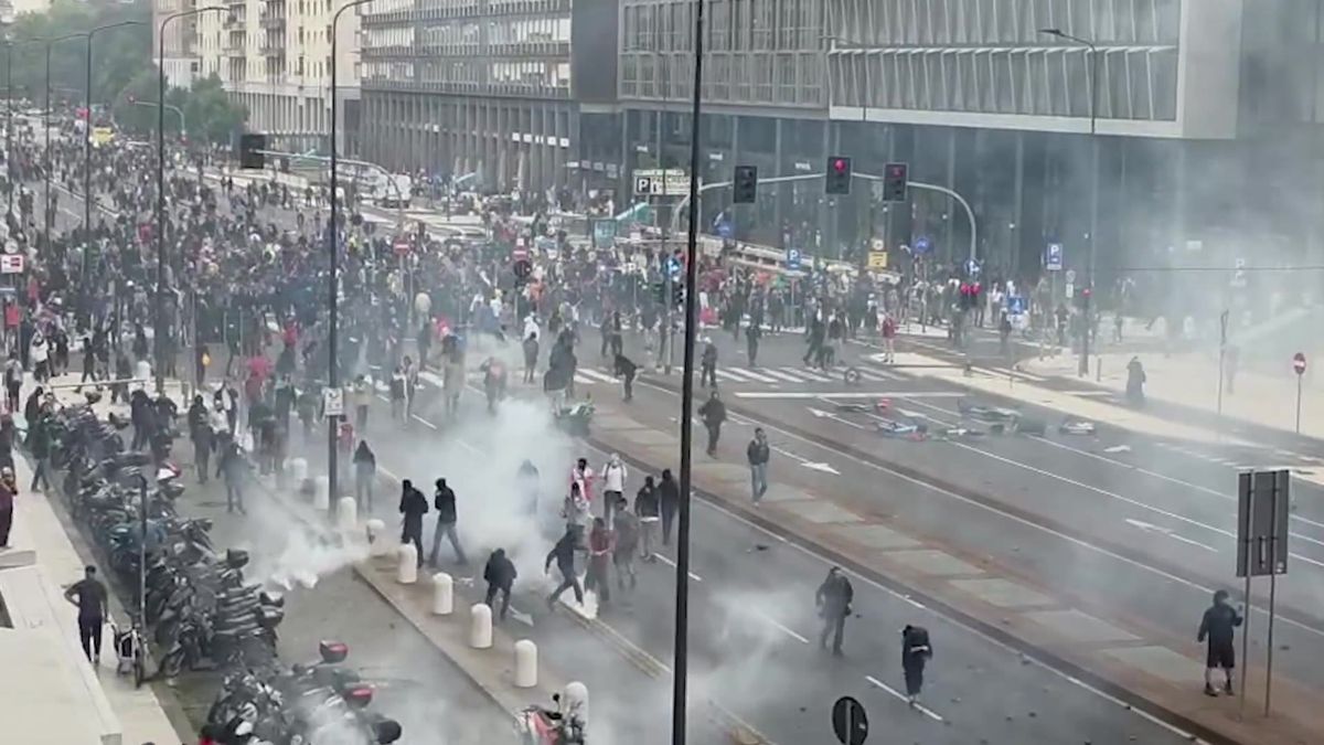 I pro Pal bloccano strade e stazioni e poi devastano la Centrale di Milano