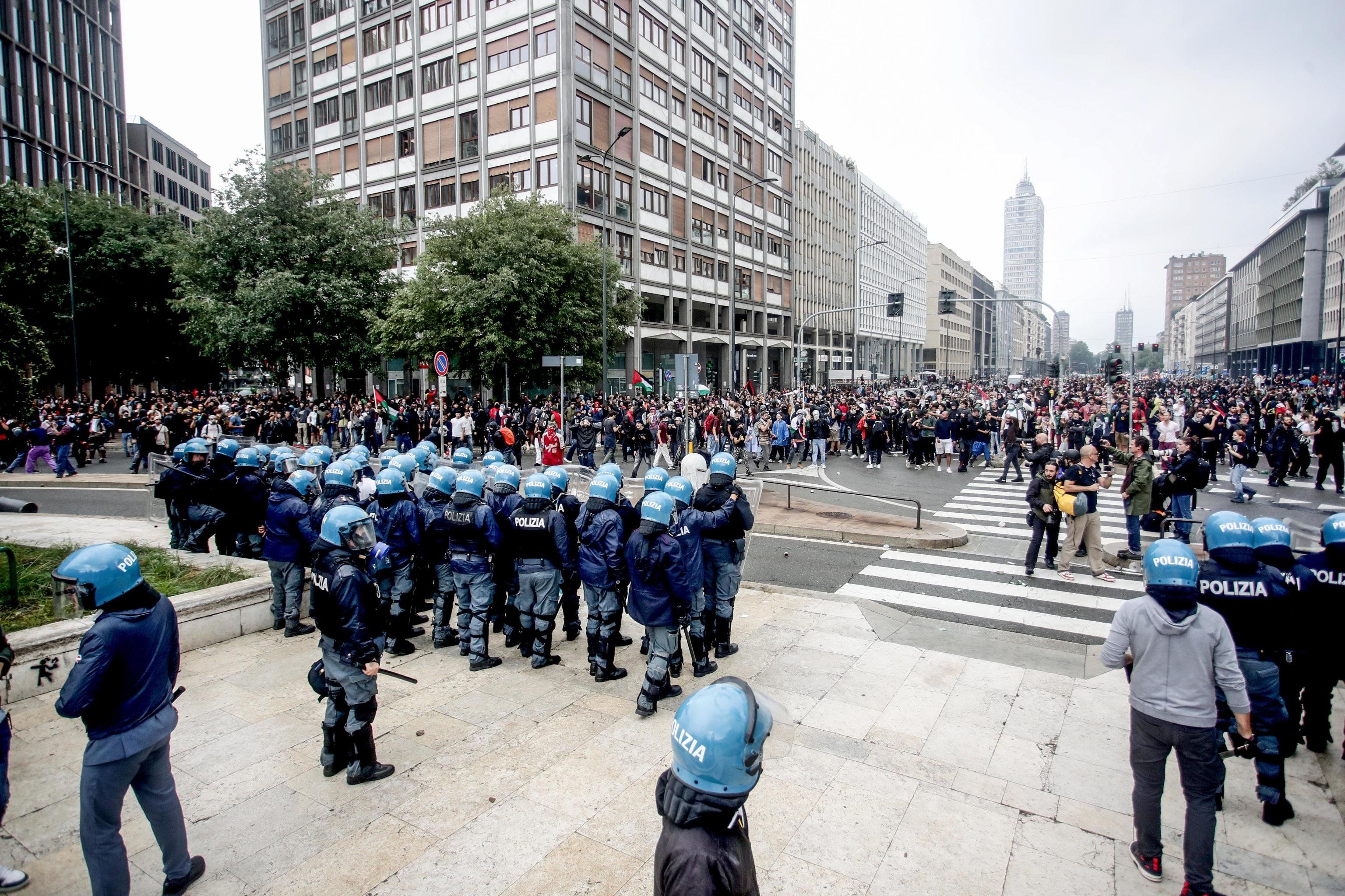 I pro Pal bloccano strade e stazioni e poi devastano la Centrale di Milano