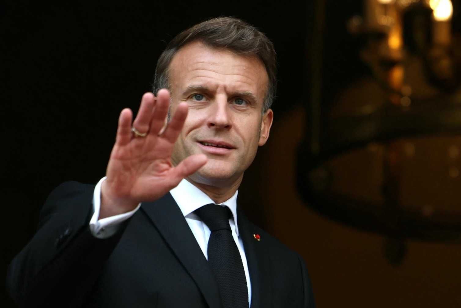 Macron vuol fare danni fino alla fine. Si gioca l’ultimo premier-figurina