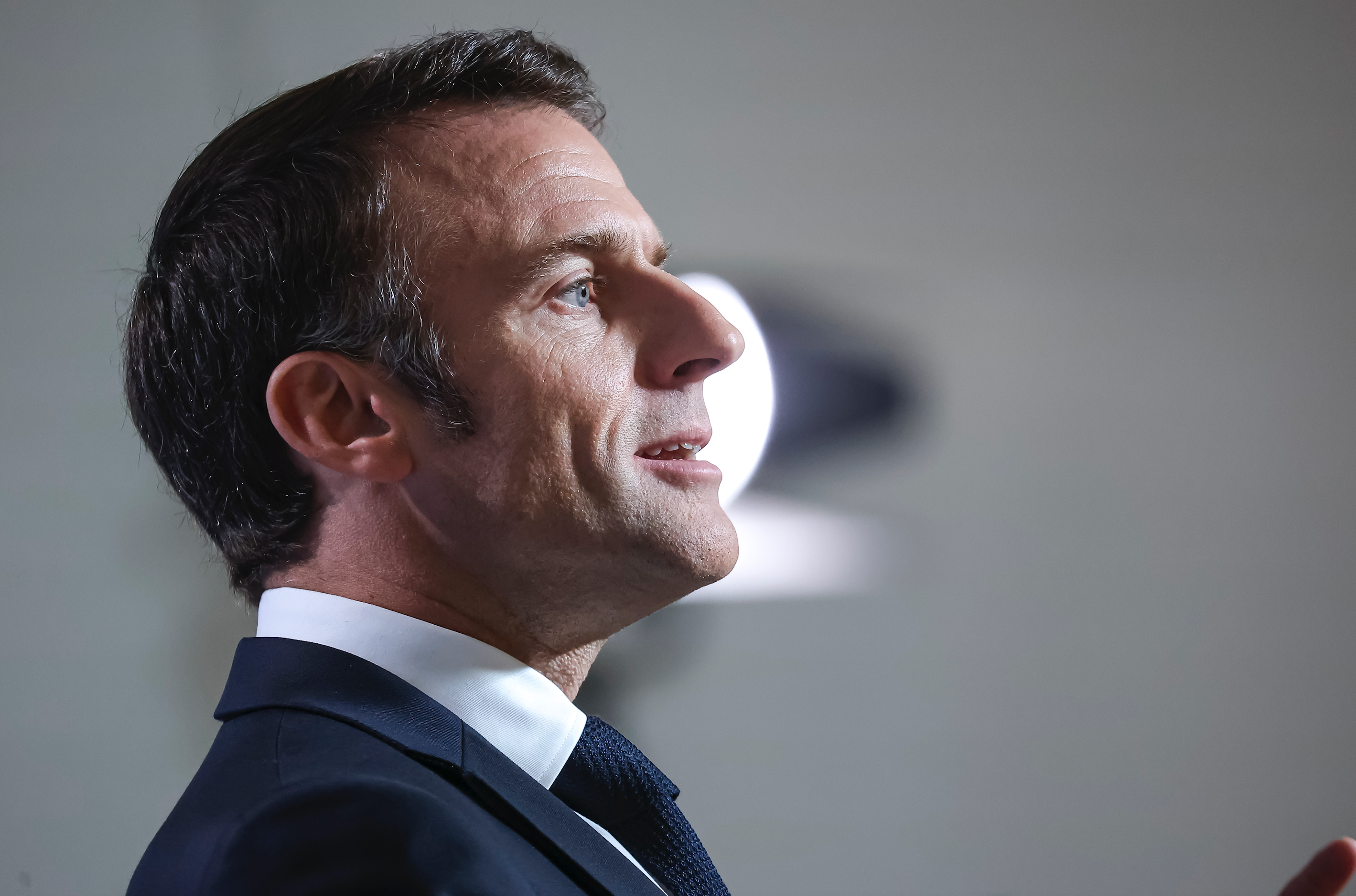 A Parigi viene fatta a pezzi la democrazia stessa