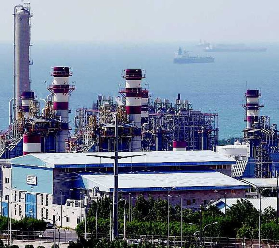 Greggio in cambio di cemento. Il patto «invisibile» Iran-Cina sfida il dominio del dollaro