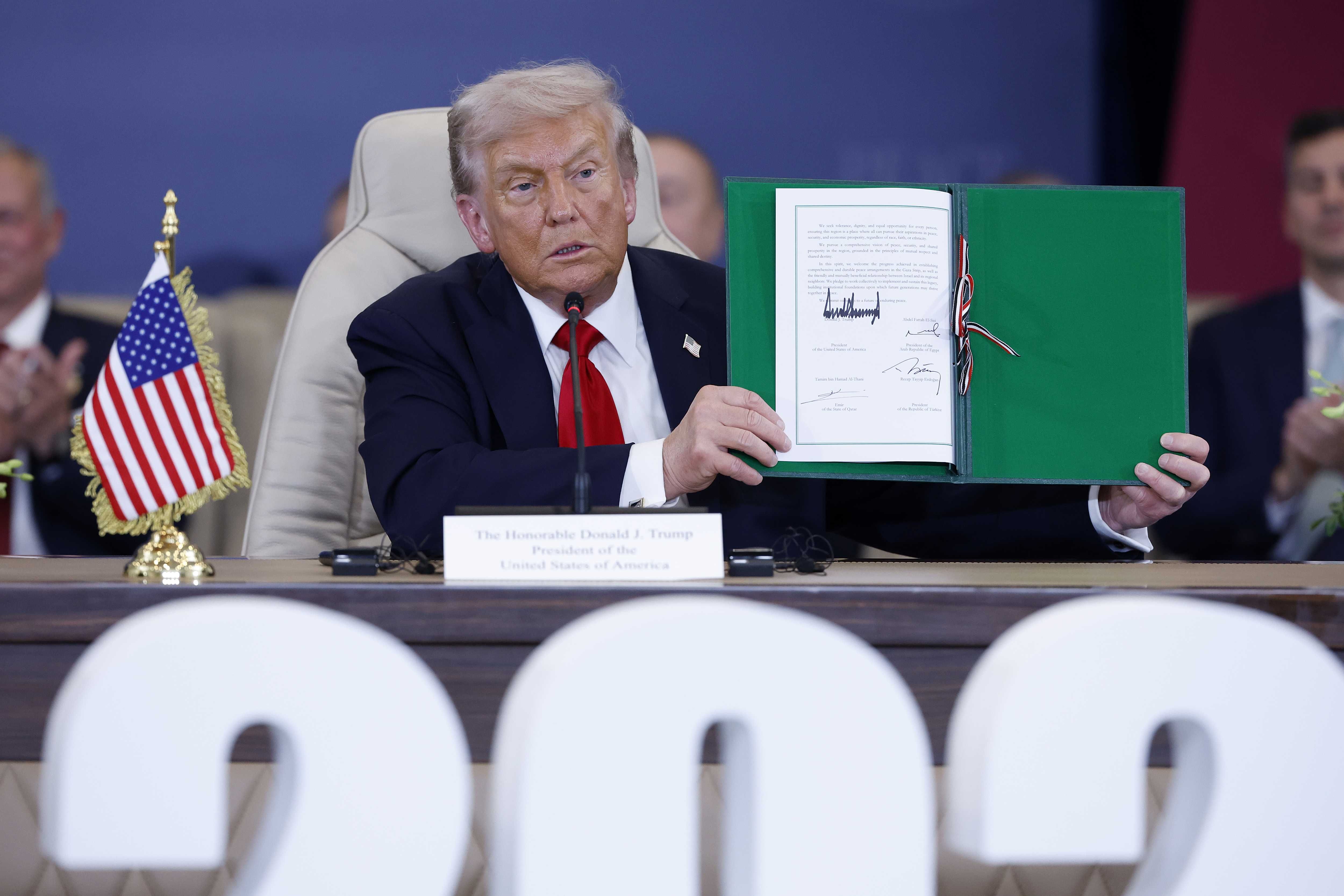 Trump firma la fine della guerra. In Italia nasce il partito no-pace