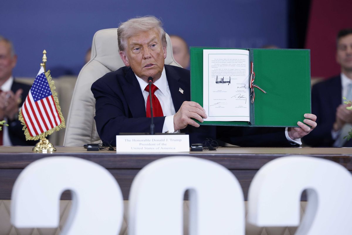 Trump firma la fine della guerra. In Italia nasce il partito no-pace