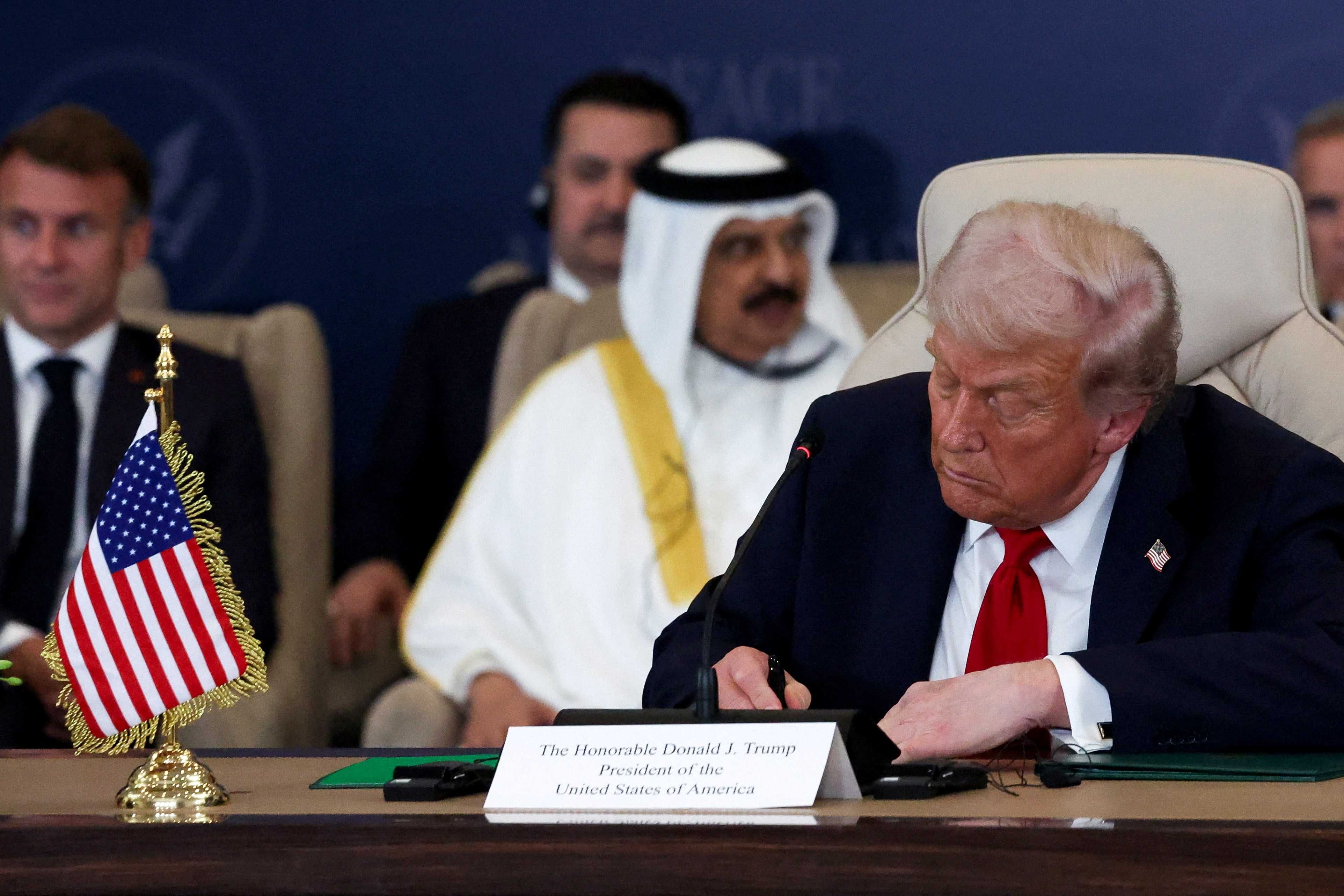 Trump firma la pace a Gaza: «Tremila anni per arrivare fin qui. Ora tocca alla fase 2»