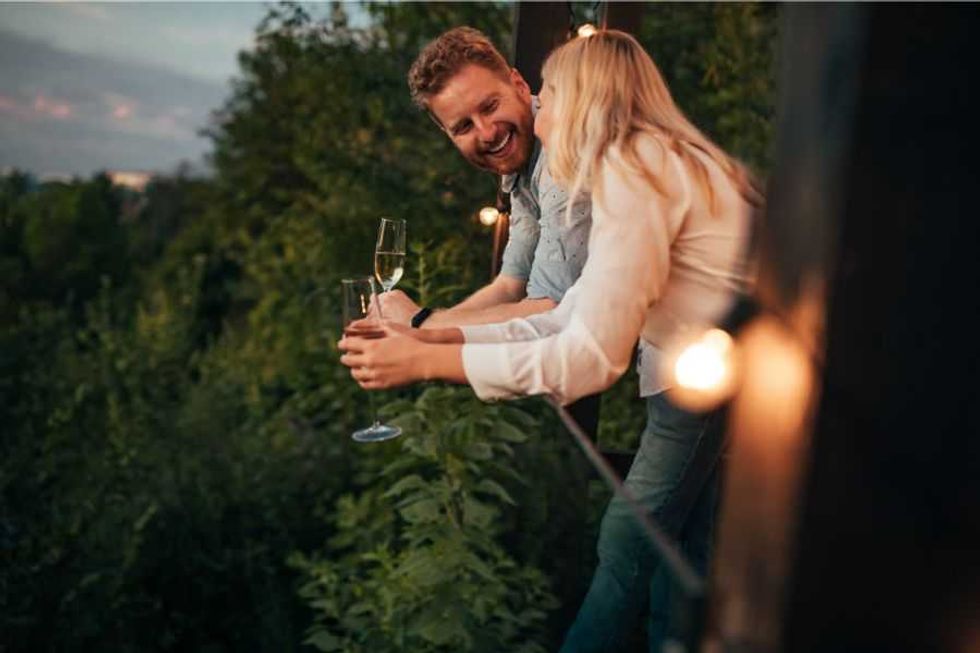 first date; bad first date; dating; date questions; job interview date; boring date; conversation starters