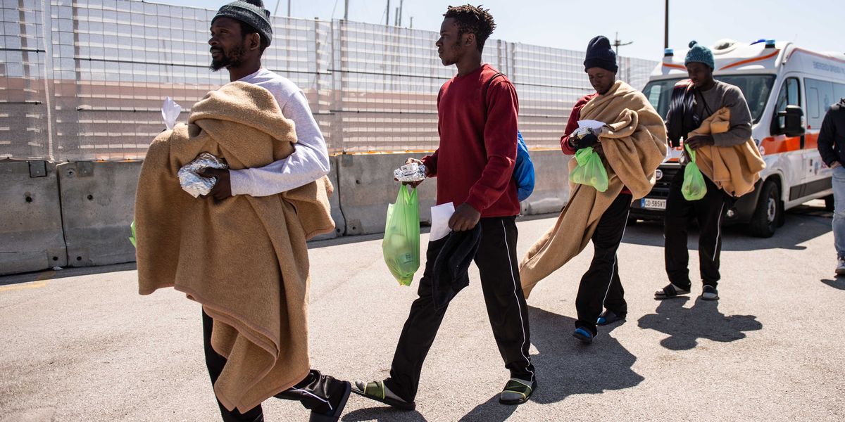 Con gli immigrati importiamo poveri Con gli immigrati importiamo poveri