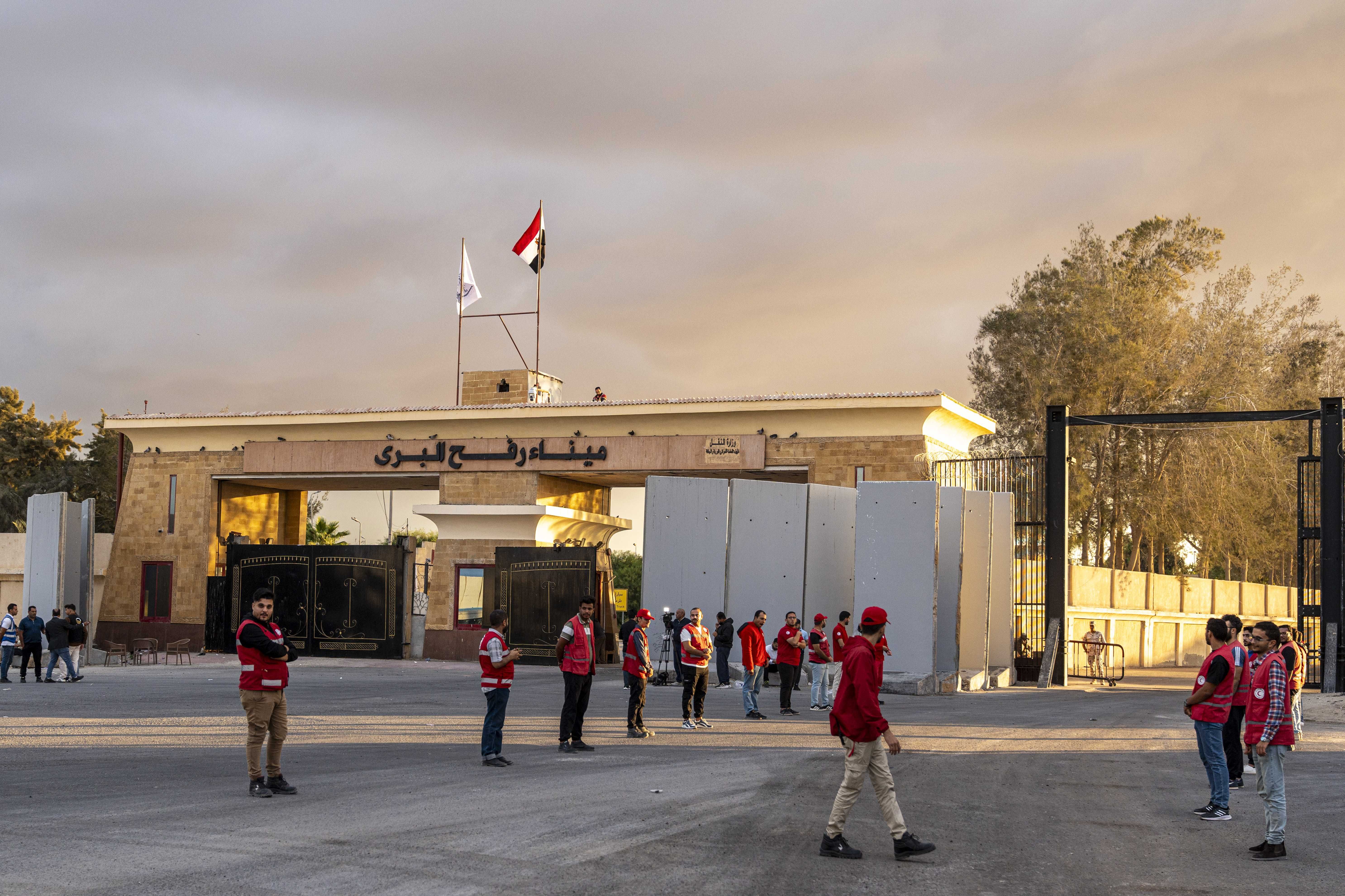 Ultimatum sugli ostaggi morti. La tregua di Gaza già scricchiola