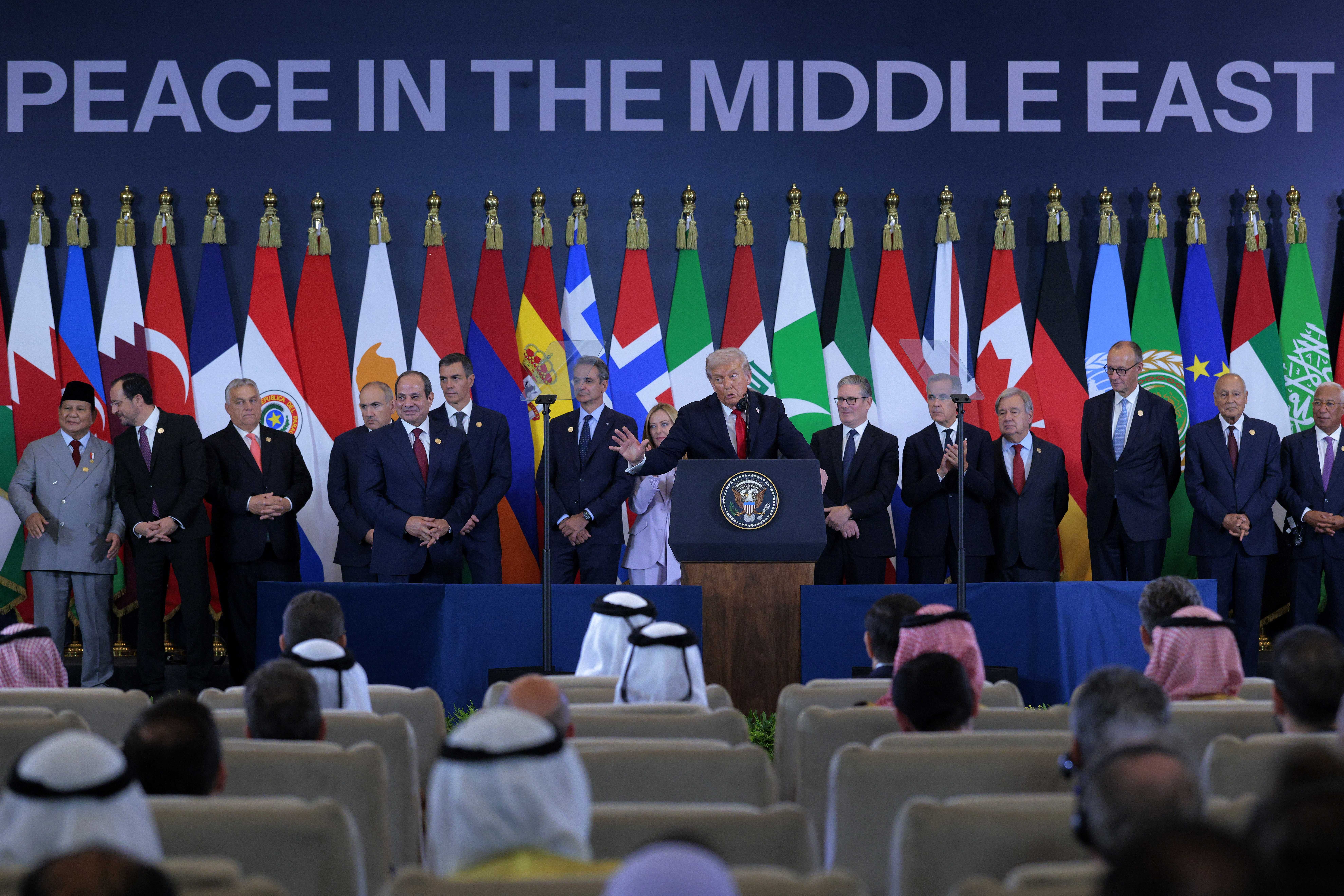 Fanno le pulci alla pace: «Non è femminista»