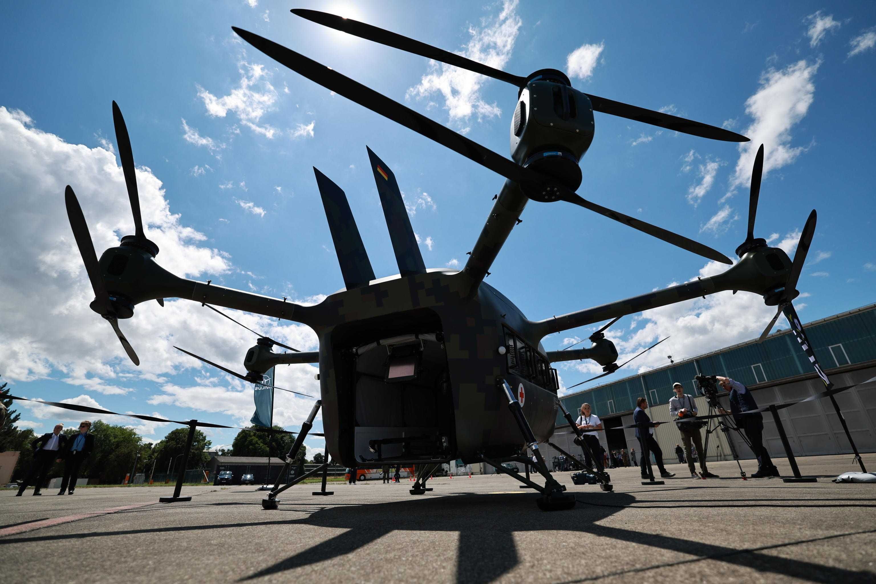 Francia e Germania prendono a picconate il «muro di droni» guidato da Bruxelles