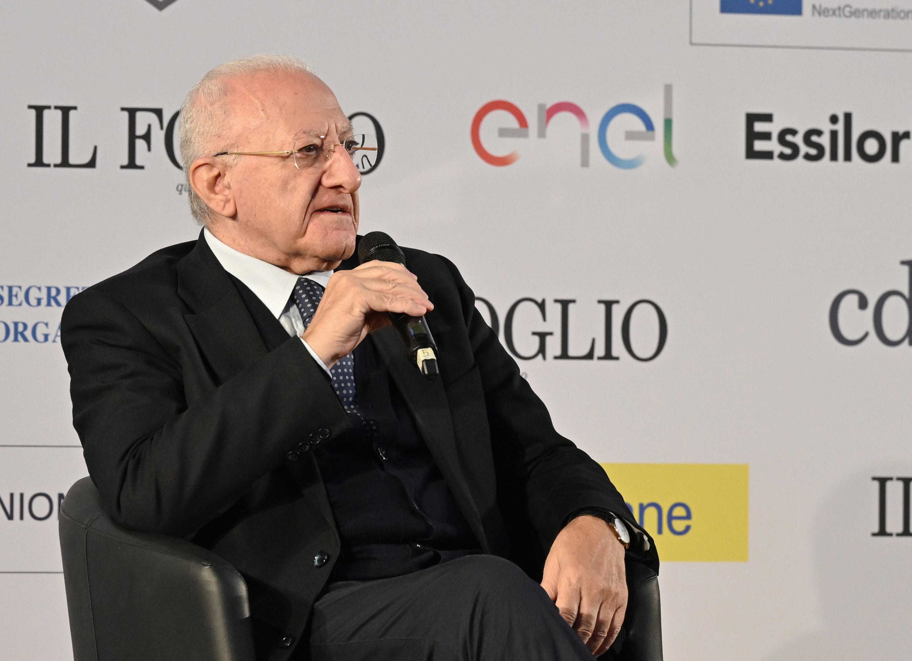 Regalone della Consulta a De Luca