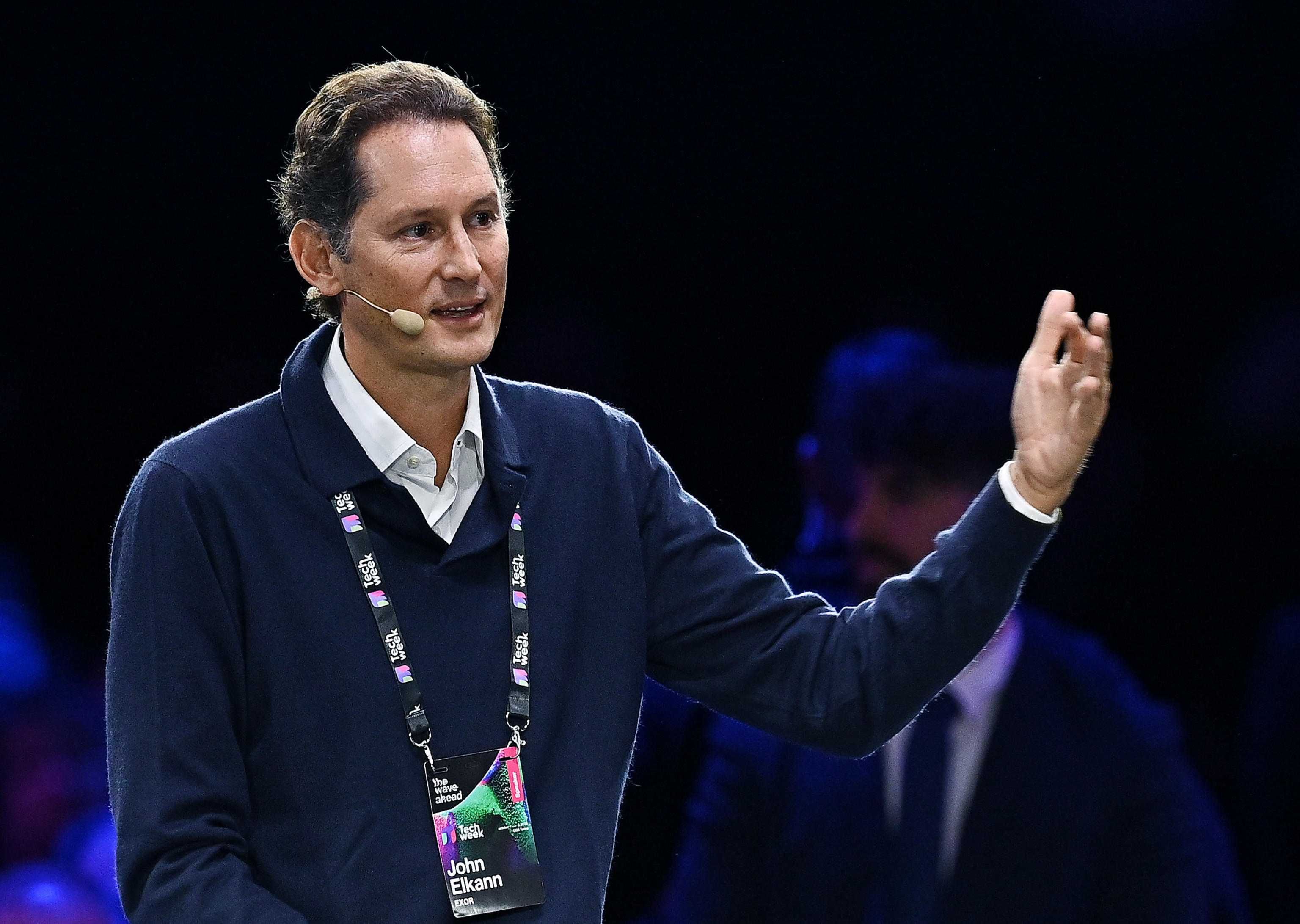 Elkann apre alla Cina e chiude in Italia