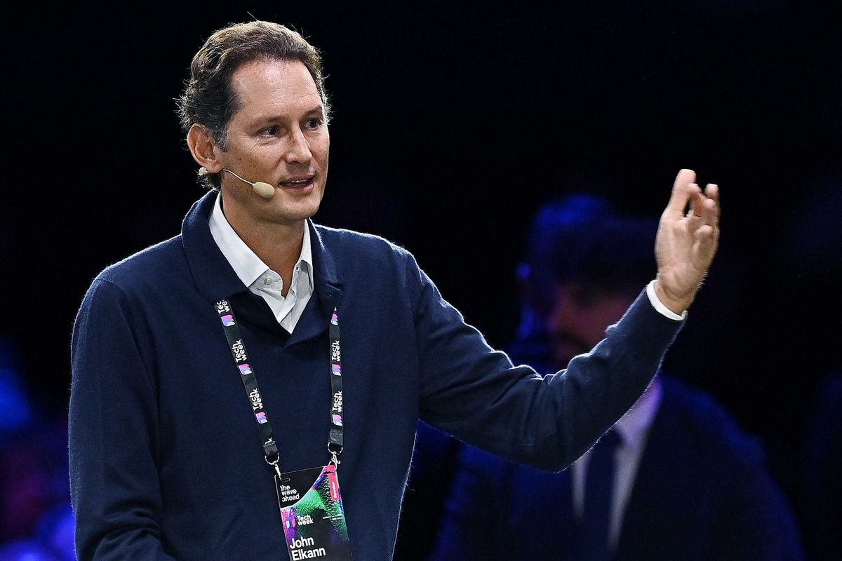 Elkann apre alla Cina e chiude in Italia