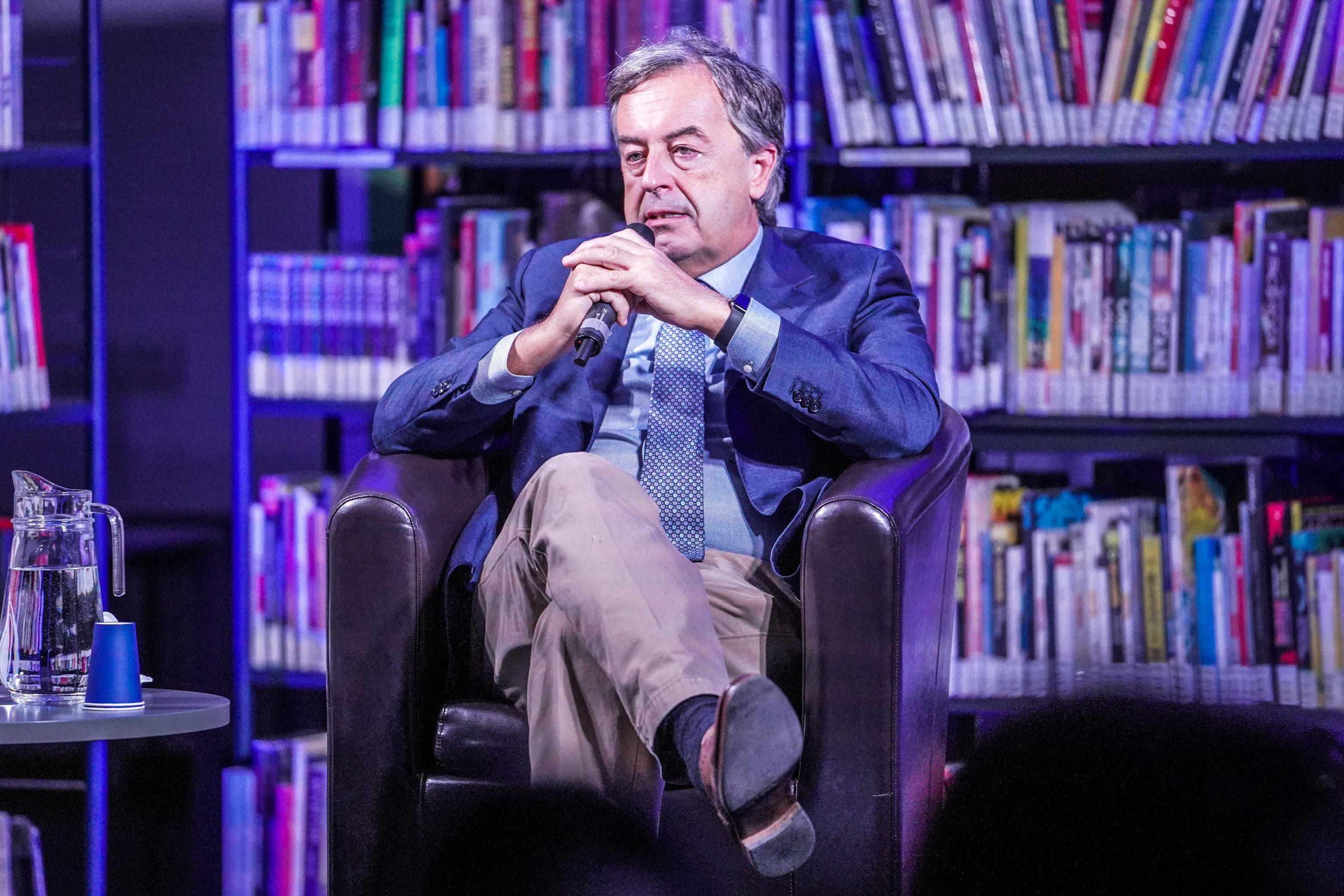 Il Burioni borioso prima ci insulta e poi minimizza i morti da vaccino