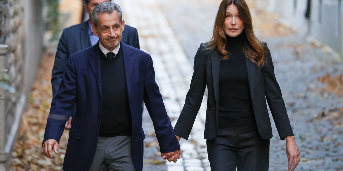 Sarkozy in carcere scortato da Carla. Ricorso dei legali. I fan: «Liberatelo»