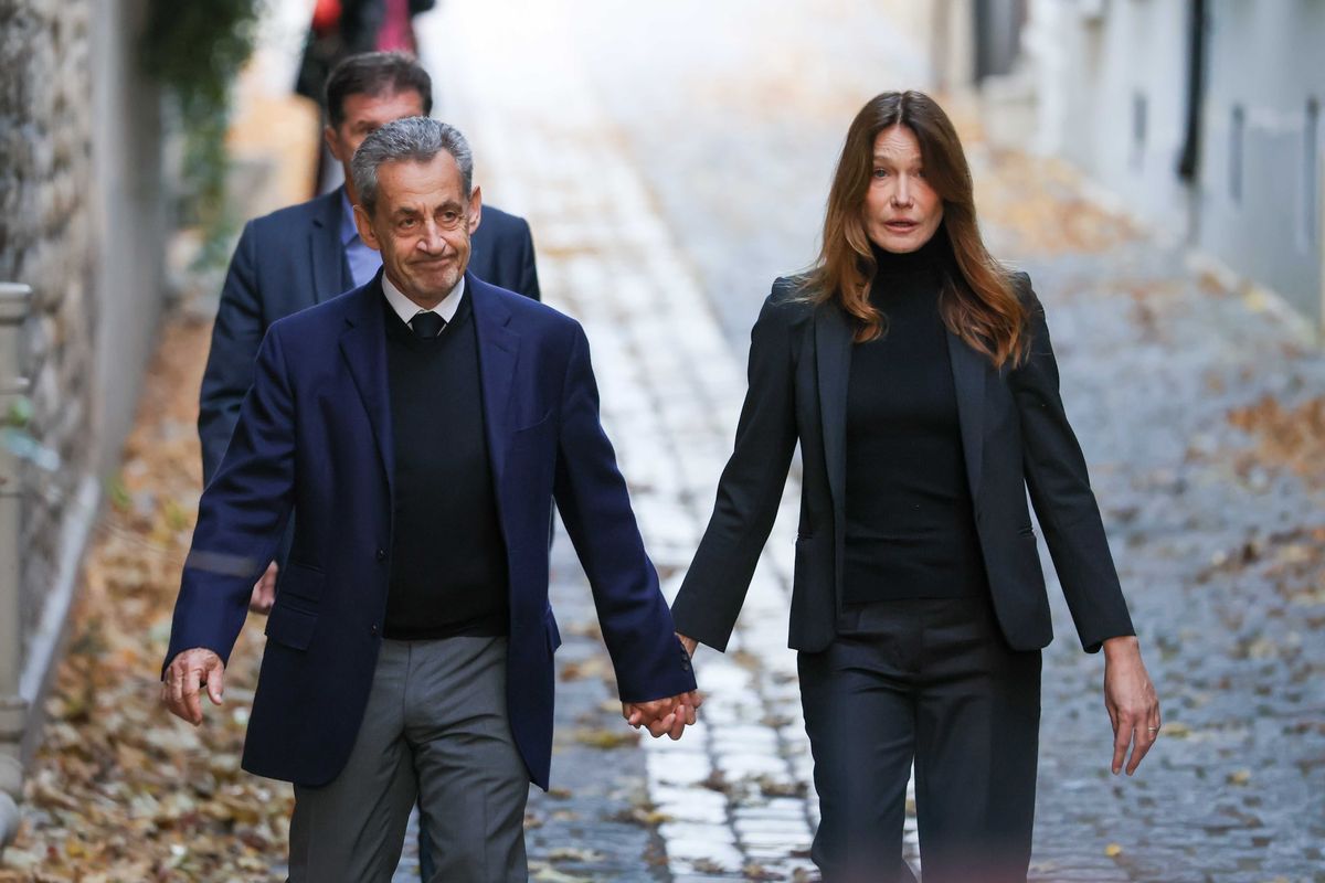 Sarkozy in carcere scortato da Carla. Ricorso dei legali. I fan: «Liberatelo»