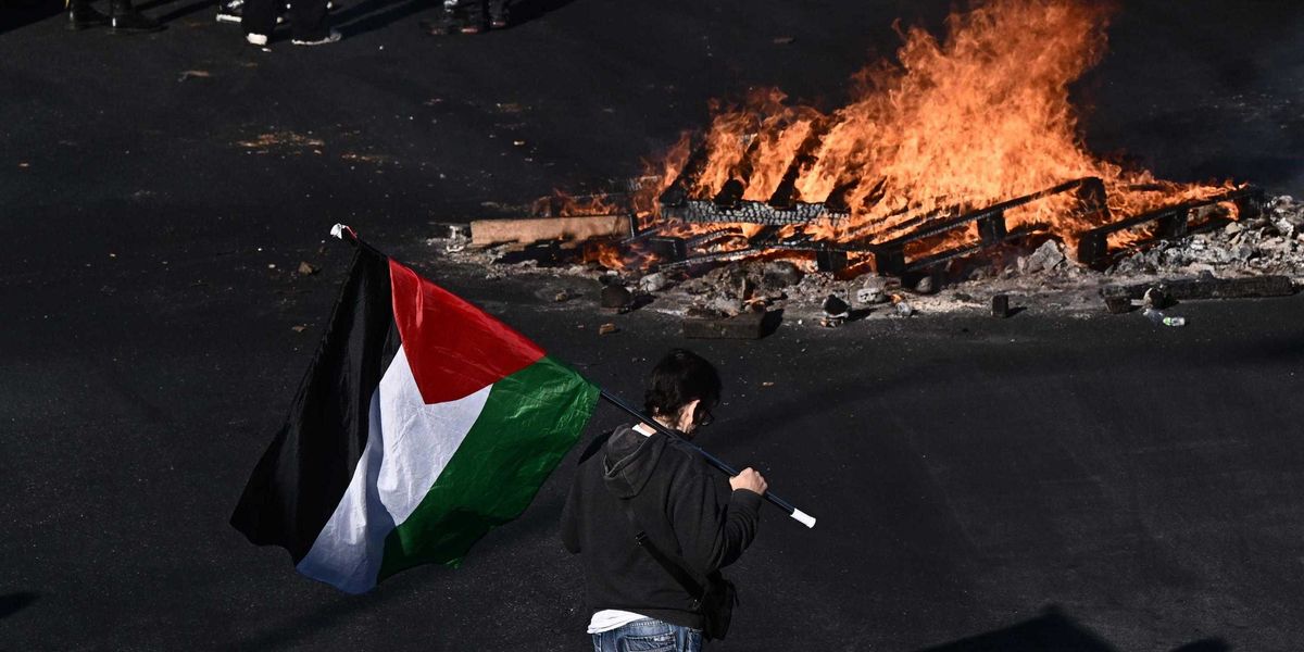 i cortei con bandiere di hamas non possono che essere violenti