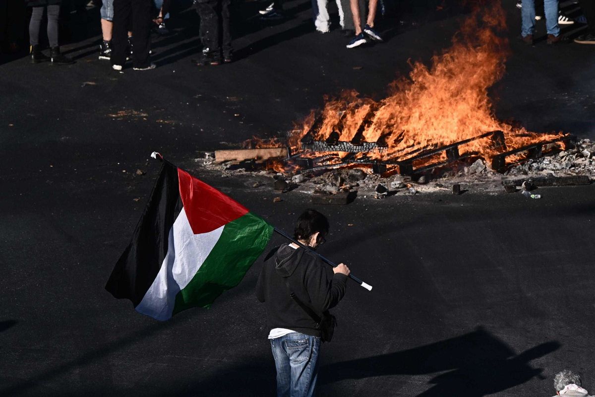 I cortei con bandiere di Hamas non possono che essere violenti