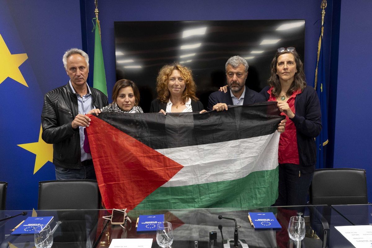 I politici della Flotilla denunciano. «Sbattuti in cella senza diritti»