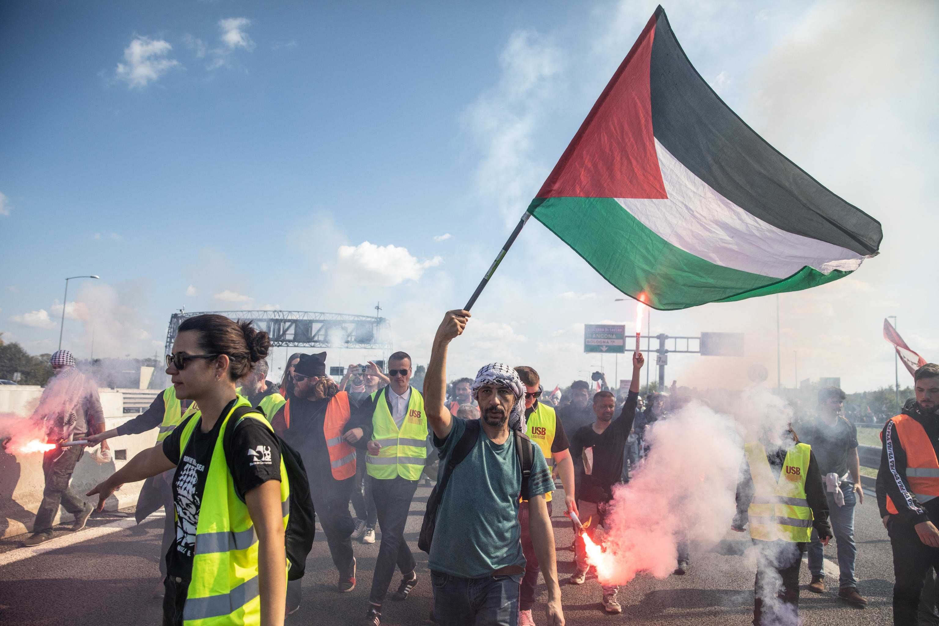 Palestinesi a Bologna pronti a inneggiare al pogrom di Hamas