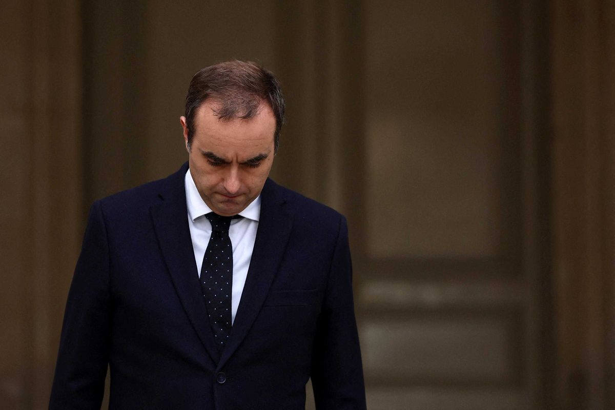 Premier francese giù dopo 836 minuti. Ma l’Eliseo gli allunga la vita di 48 ore