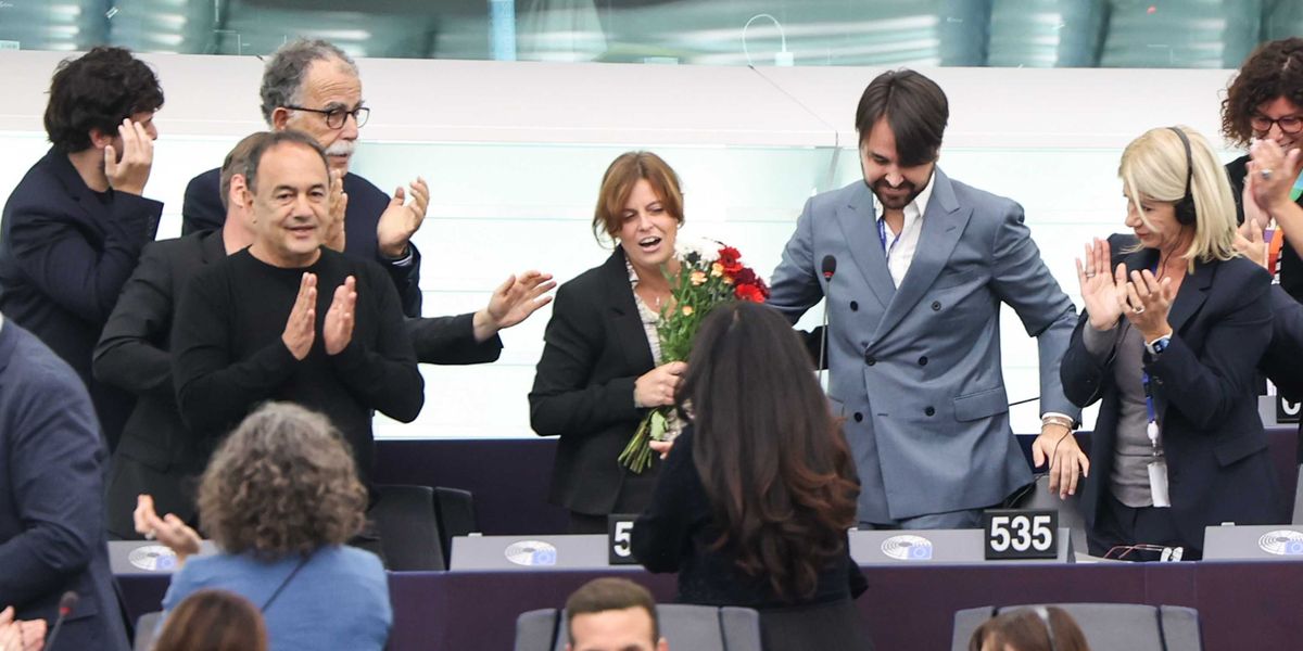 L’okkupatrice Salis vince l’impunità e brinda alle martellate degli Antifa