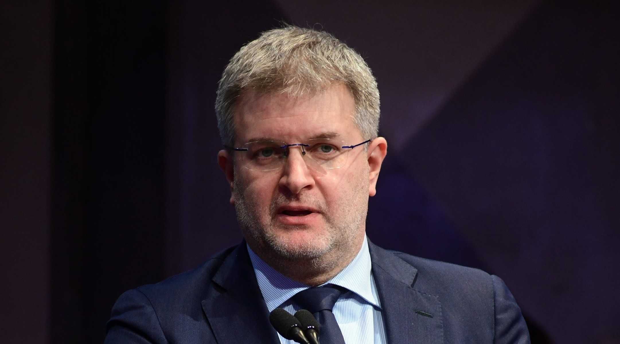 Fidanza: «Il suo pugno chiuso da privilegiata ci dice che fine ha fatto la sinistra»