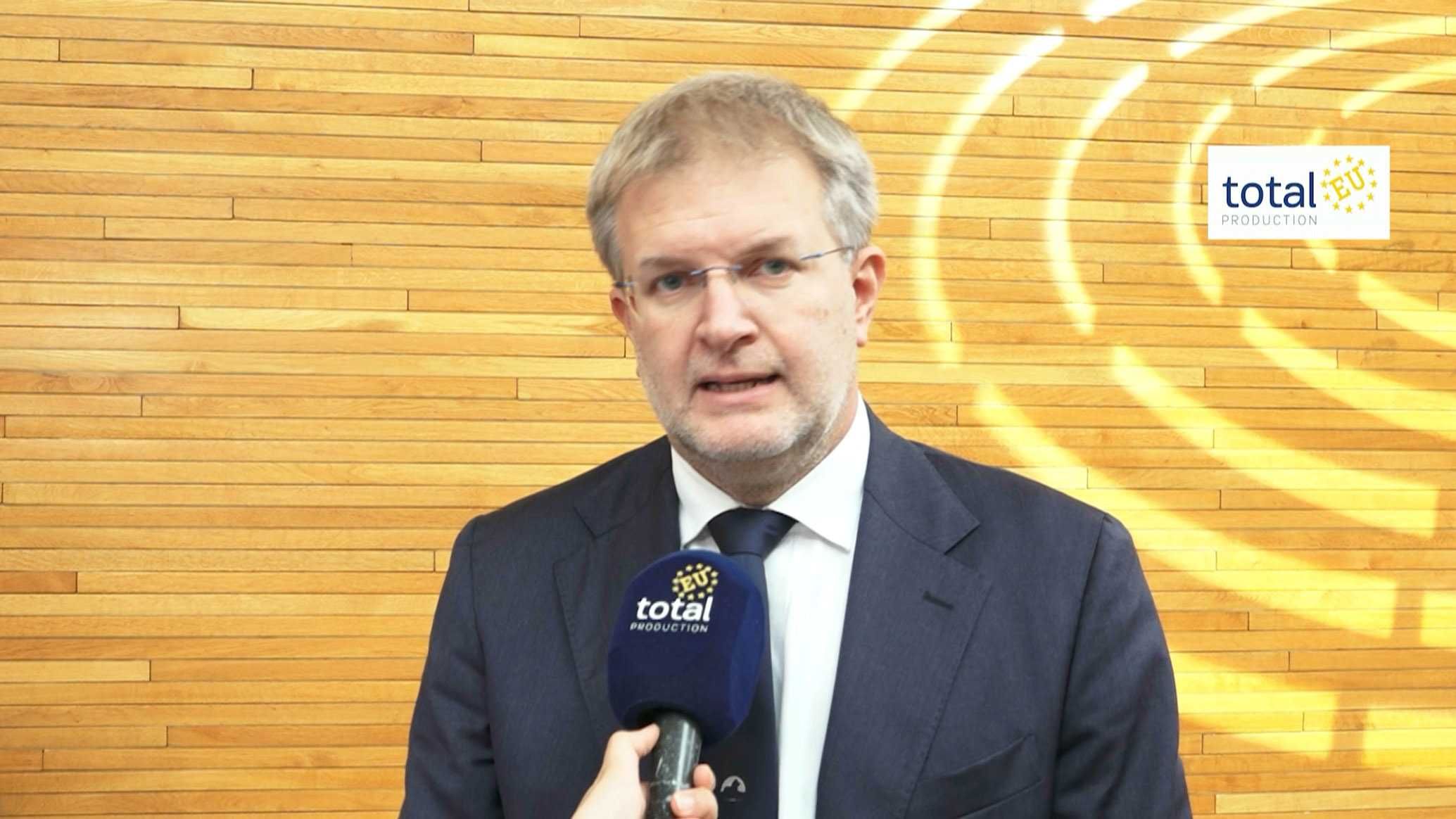 Fidanza: «E-car non è la soluzione. Le industrie lombarde con l'elettrico rischiano di chiudere»