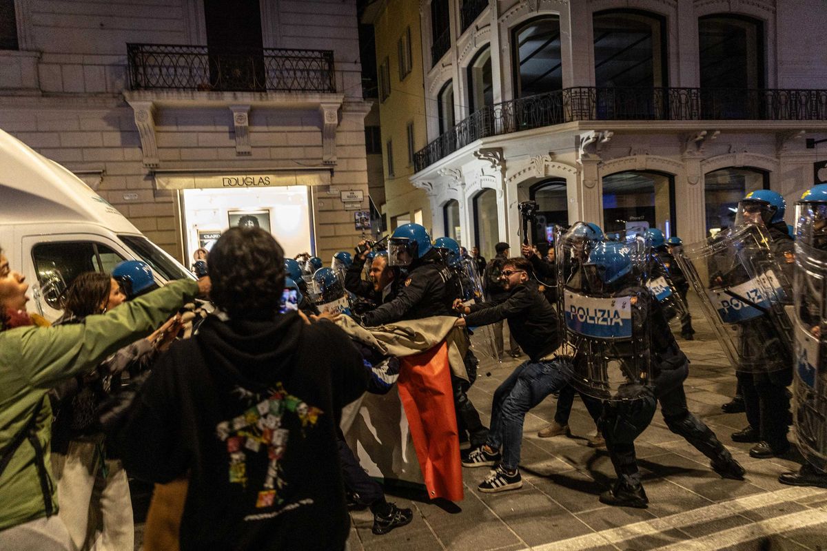 Piazze devastate, «vaffa» al ministro. Ecco la «resistenza» targata pro Pal