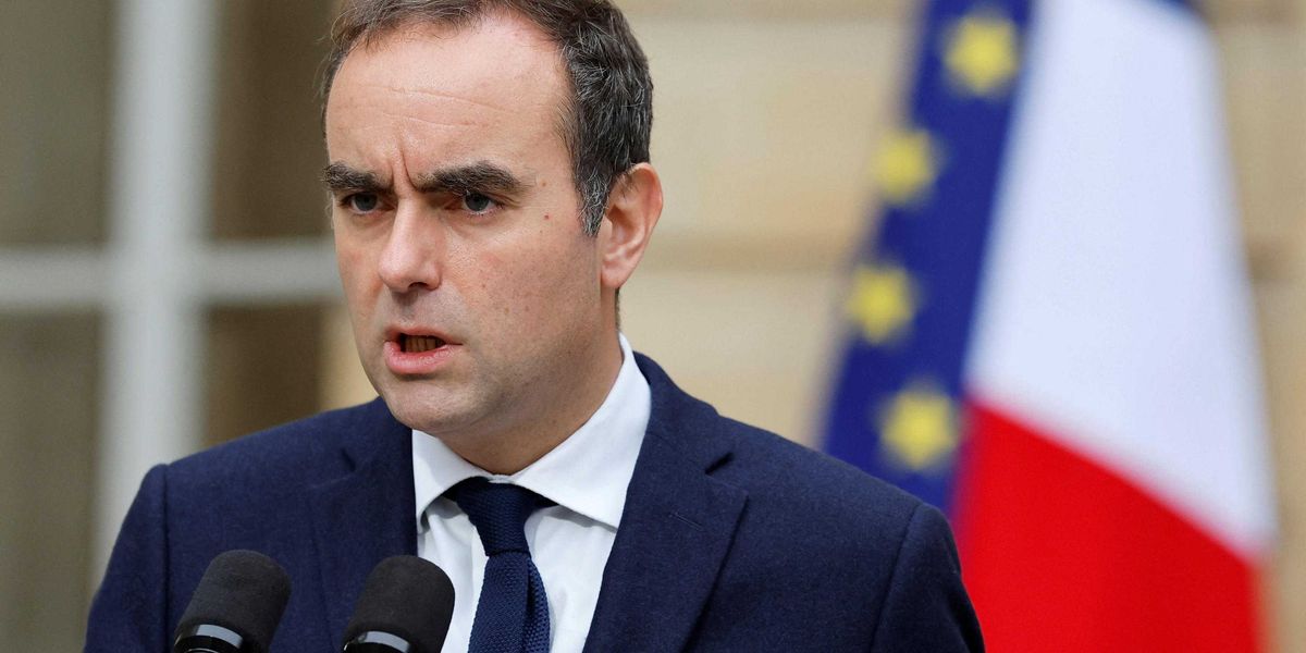 Macron baratta le pensioni con un premier Macron baratta le pensioni con un premier