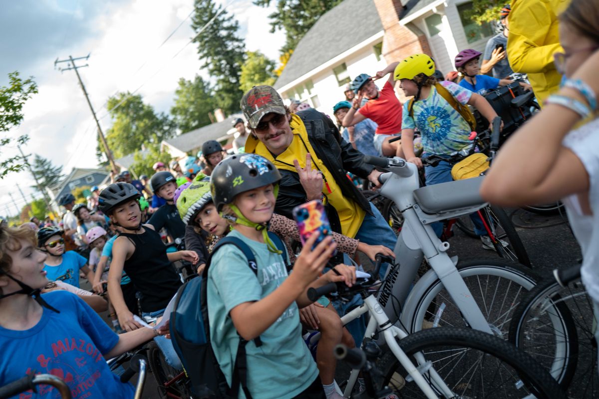 benson boone, singer benson boone, benson boone bike, bike bus, bike bus students
