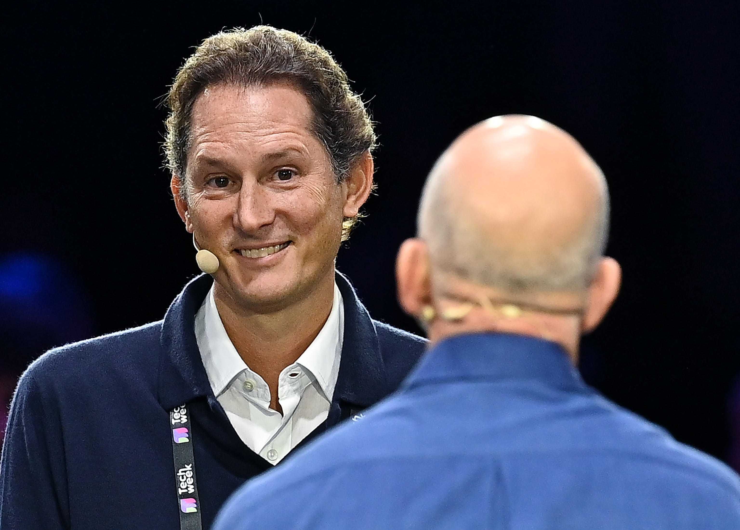 Elettriche dimezzate, ma non basta. Parla Elkann e la Ferrari perde il 15%