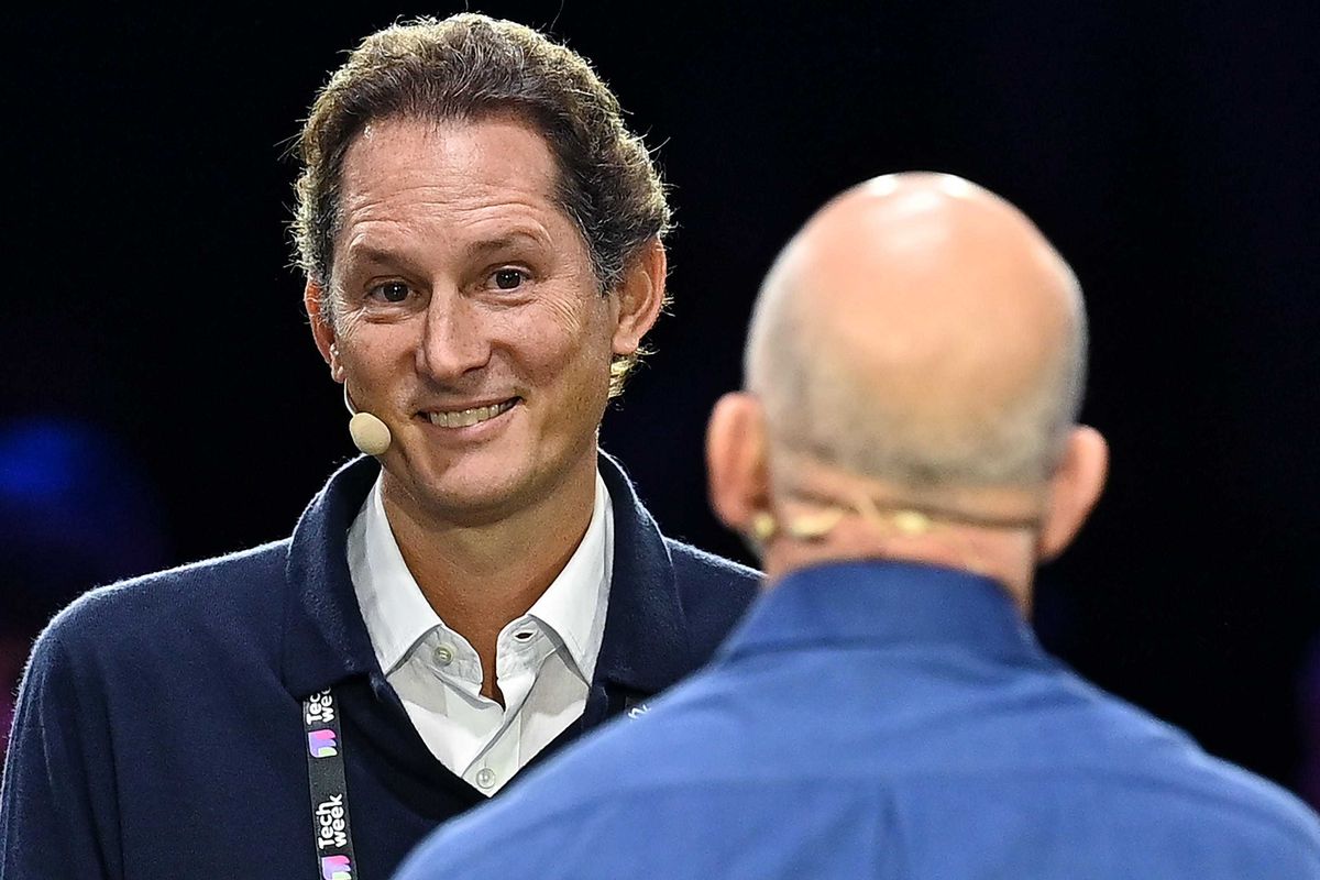 Elettriche dimezzate, ma non basta. Parla Elkann e la Ferrari perde il 15%