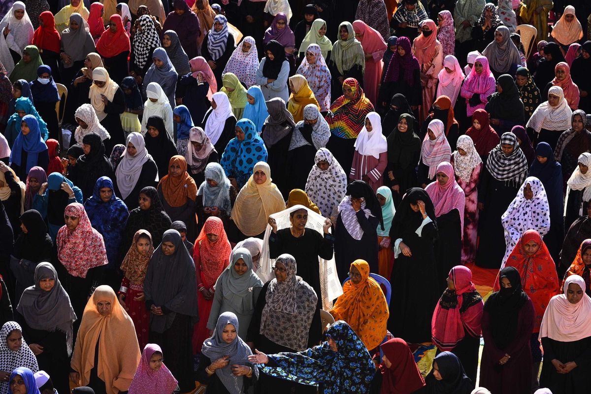 No croce, sì velo: il «voto» utile dei compagni