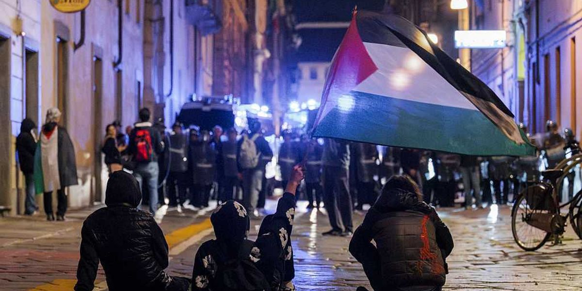 gli antifa okkupano pure se la guerra 232 ormai finita salta il seggio per il voto