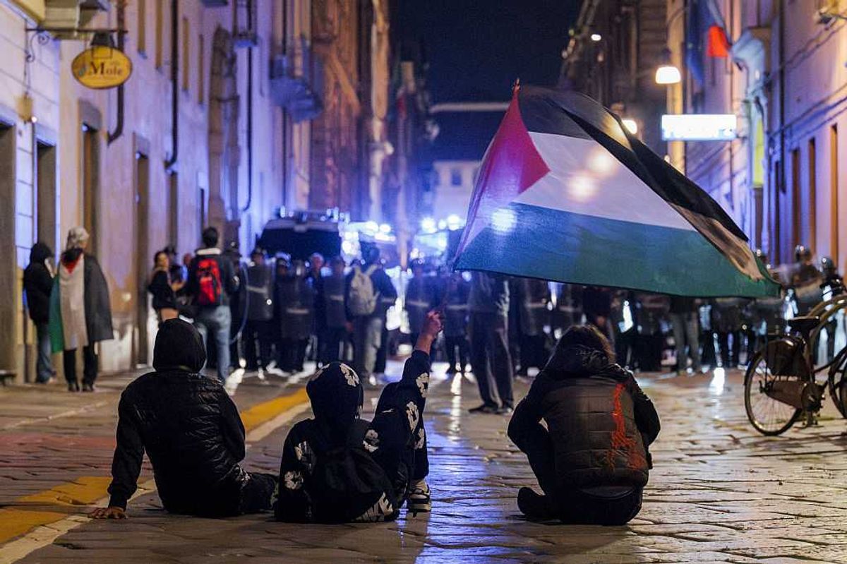 Gli antifa okkupano pure se la guerra è ormai finita. Salta il seggio per il voto