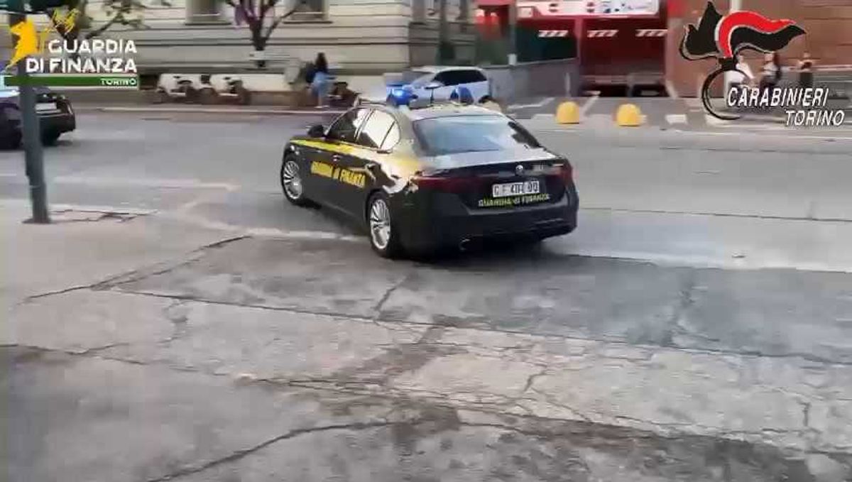 Torino: scoperti 5 siti di produzione di sigarette di contrabbando