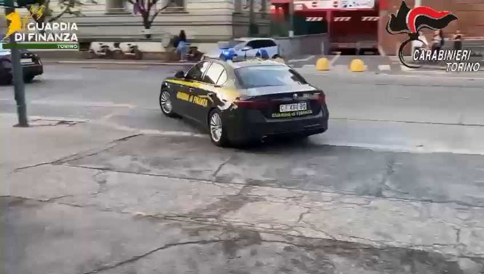 Torino: scoperti 5 siti di produzione di sigarette di contrabbando