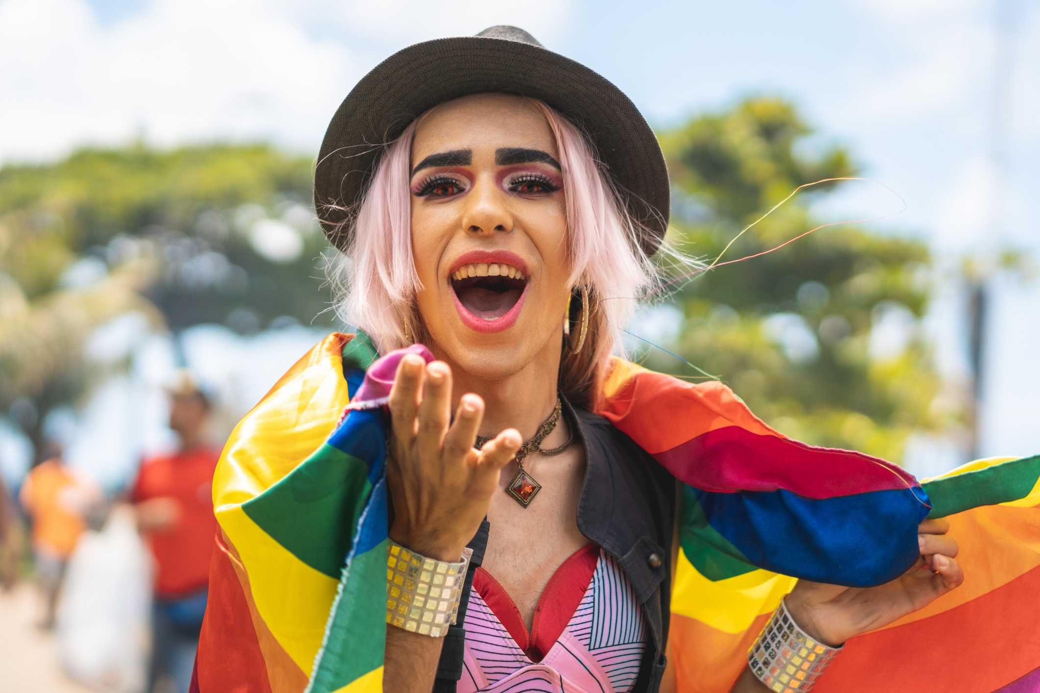 È finita la moda di diventare trans. Queer & C. dimezzati in due anni