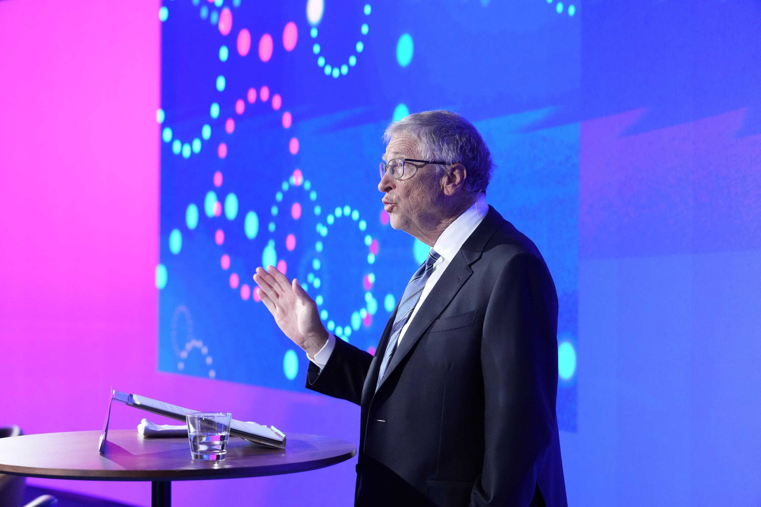 L’Europa taglia i fondi agli amici di Gates che esportano vaccini