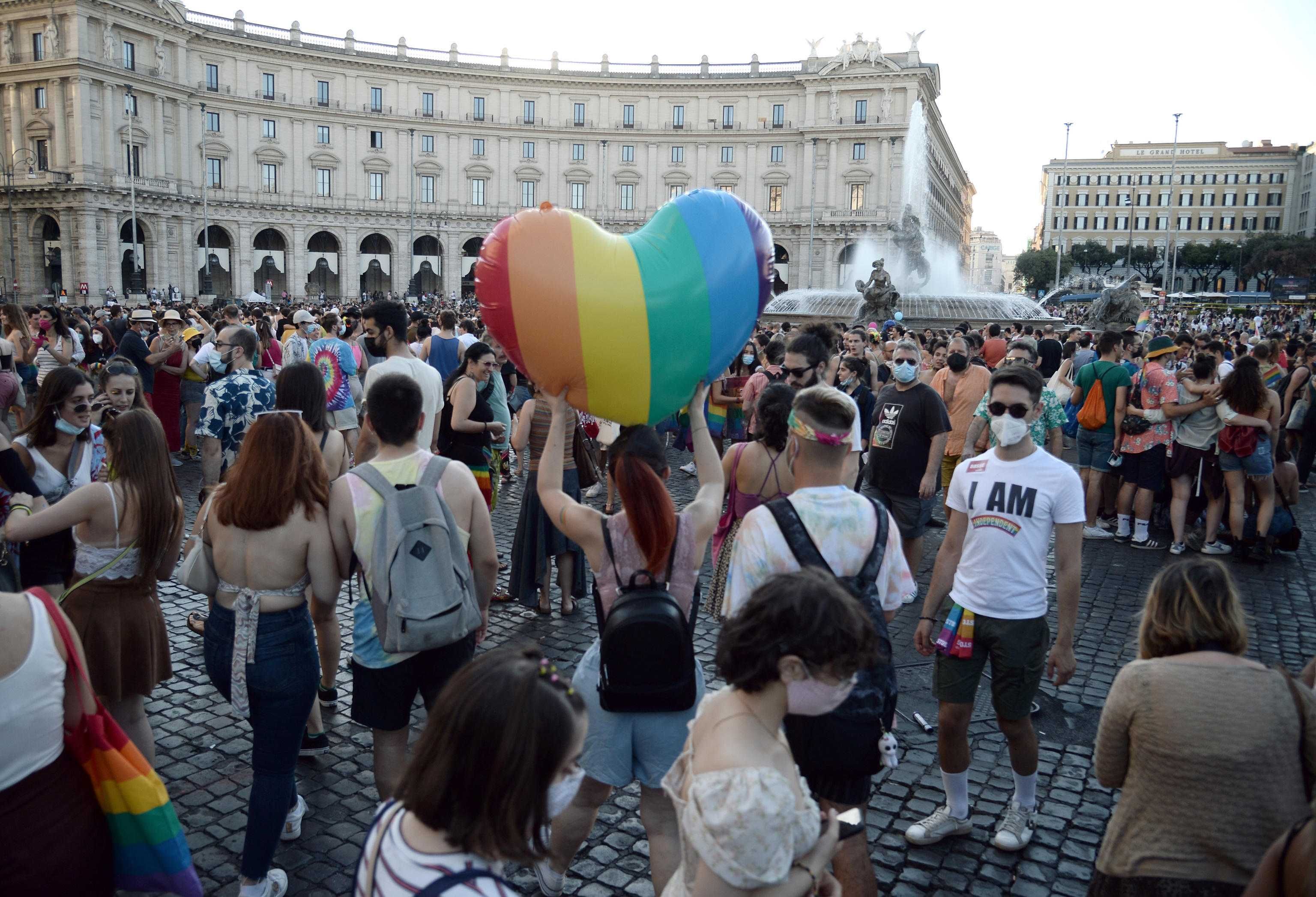 Cari vescovi, vi conviene pentirvi e non andare al gay pride