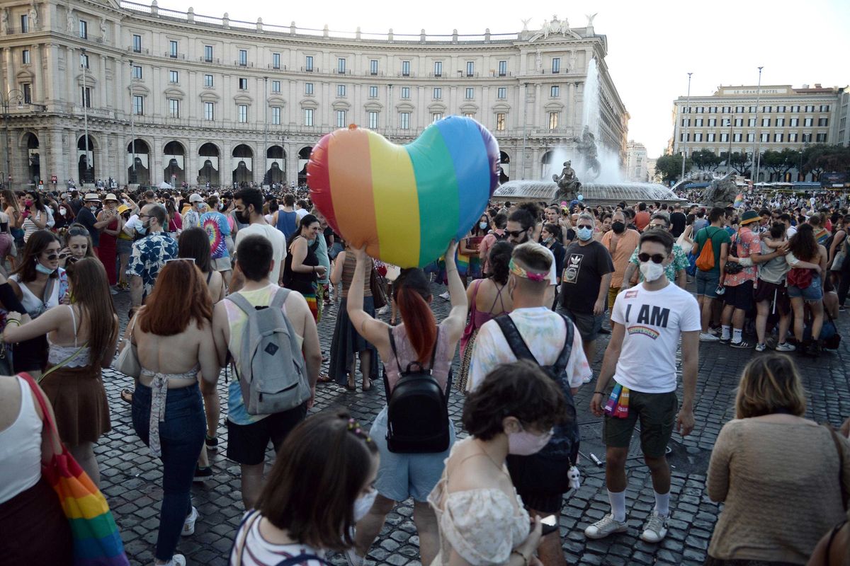 Cari vescovi, vi conviene pentirvi e non andare al gay pride