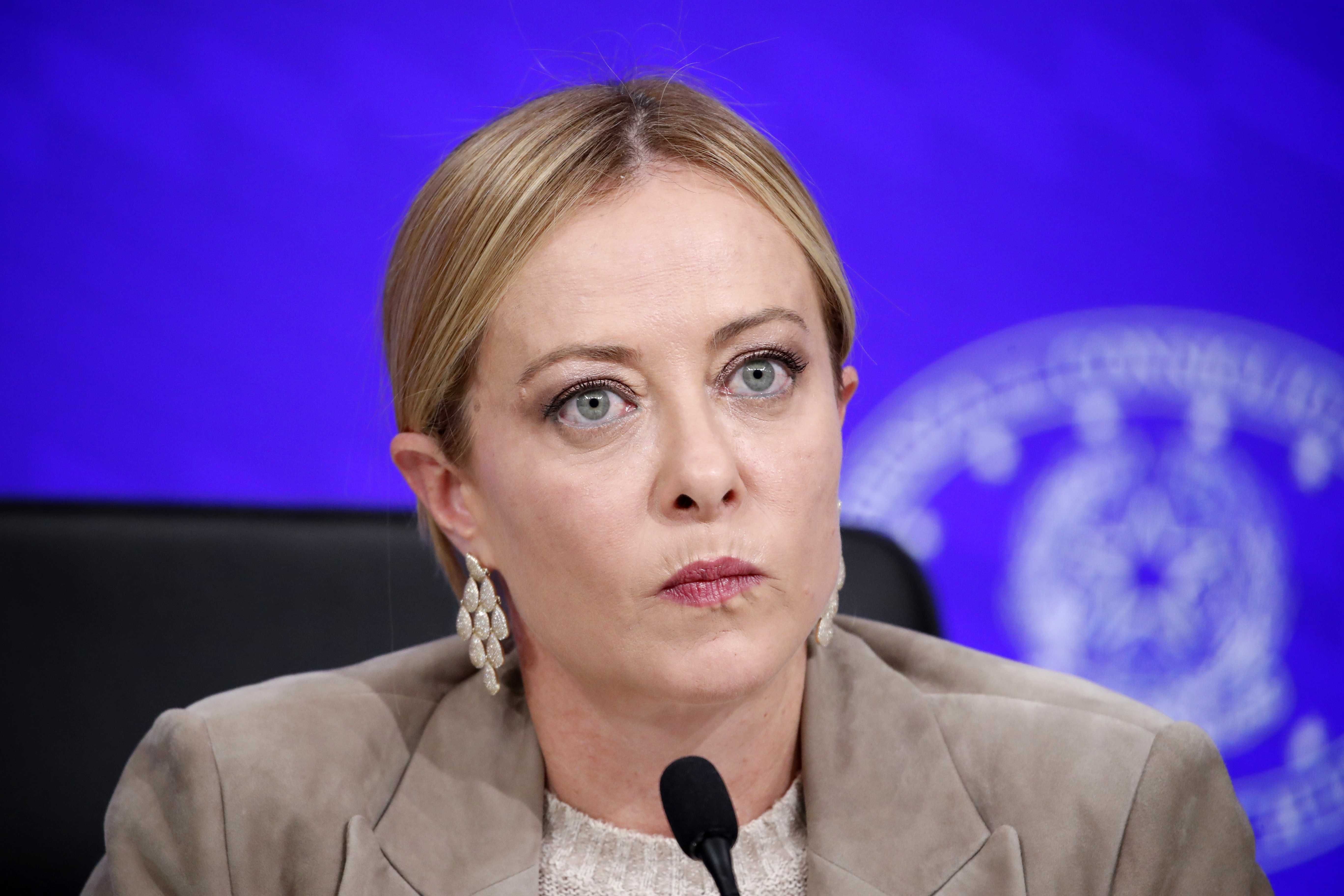 La Meloni impone 5 miliardi di tasse alle banche