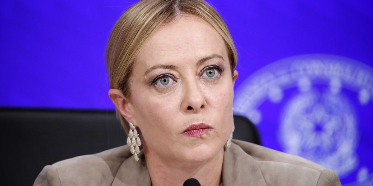 La Meloni impone 5 miliardi di tasse alle banche La Meloni impone 5 miliardi di tasse alle banche