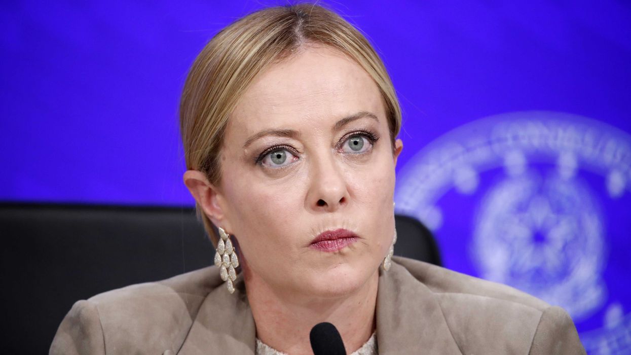 La Meloni impone 5 miliardi di tasse alle banche