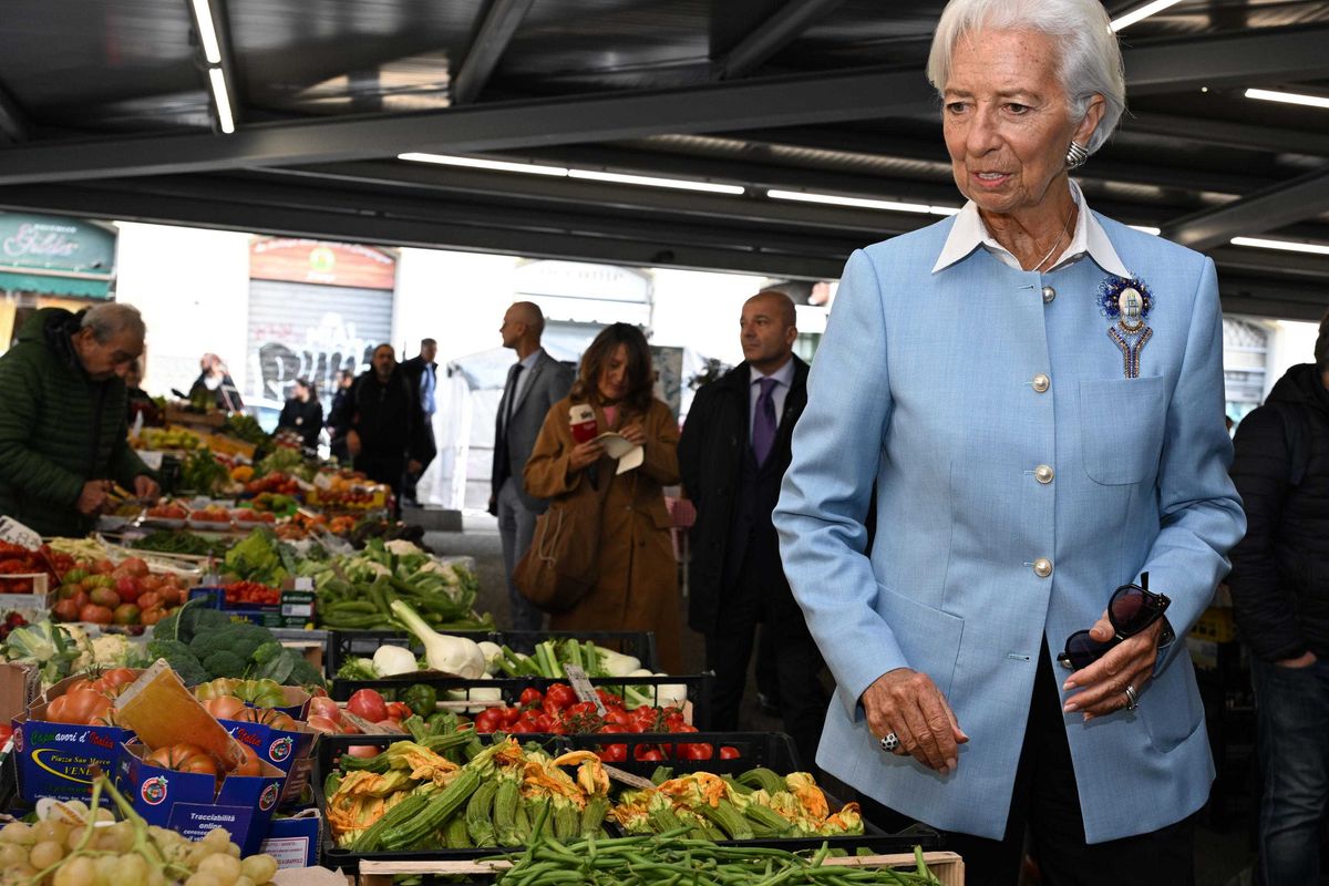 Lagarde «massaia». Scopre il mercato e che la verdura è diventata cara