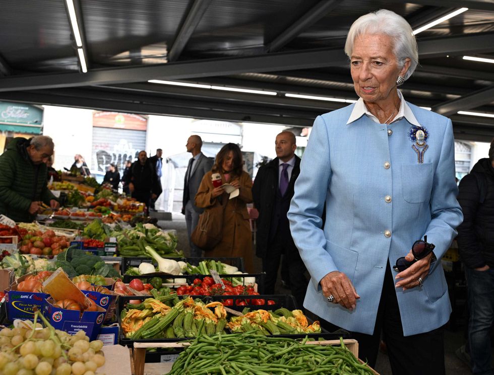 Lagarde «massaia». Scopre il mercato e che la verdura è diventata cara