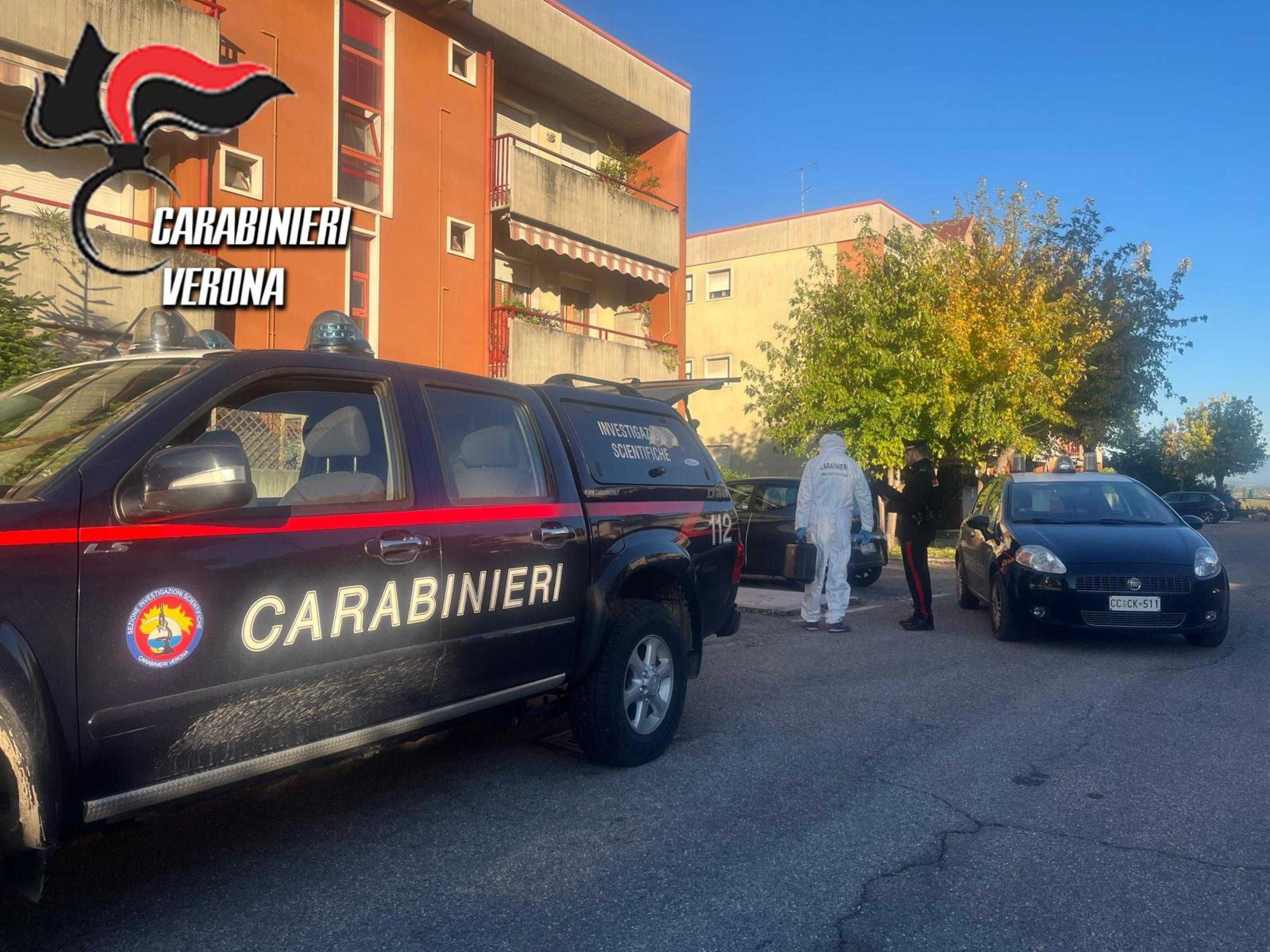 Riesce a togliersi il braccialetto elettronico e trucida l’ex compagna