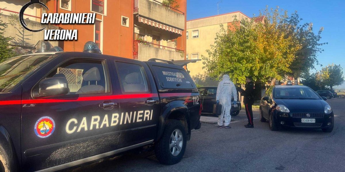 Riesce a togliersi il braccialetto elettronico e trucida l’ex compagna