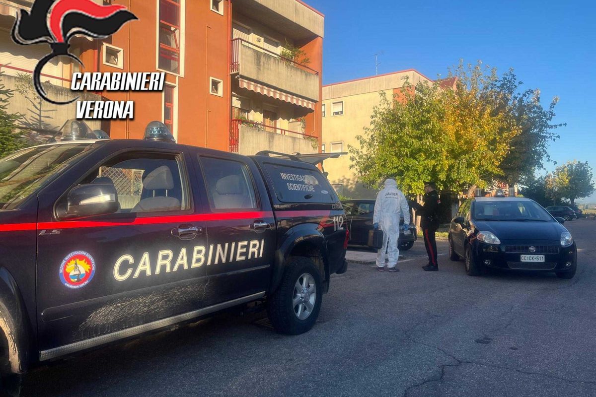 Riesce a togliersi il braccialetto elettronico e trucida l’ex compagna