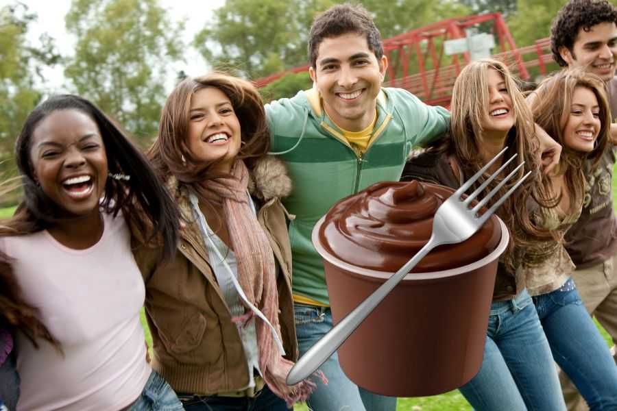 pudding mit gabel, pudding with a fork, wholesome, titktok trend, germany, viral tiktok, connection, meeting irl